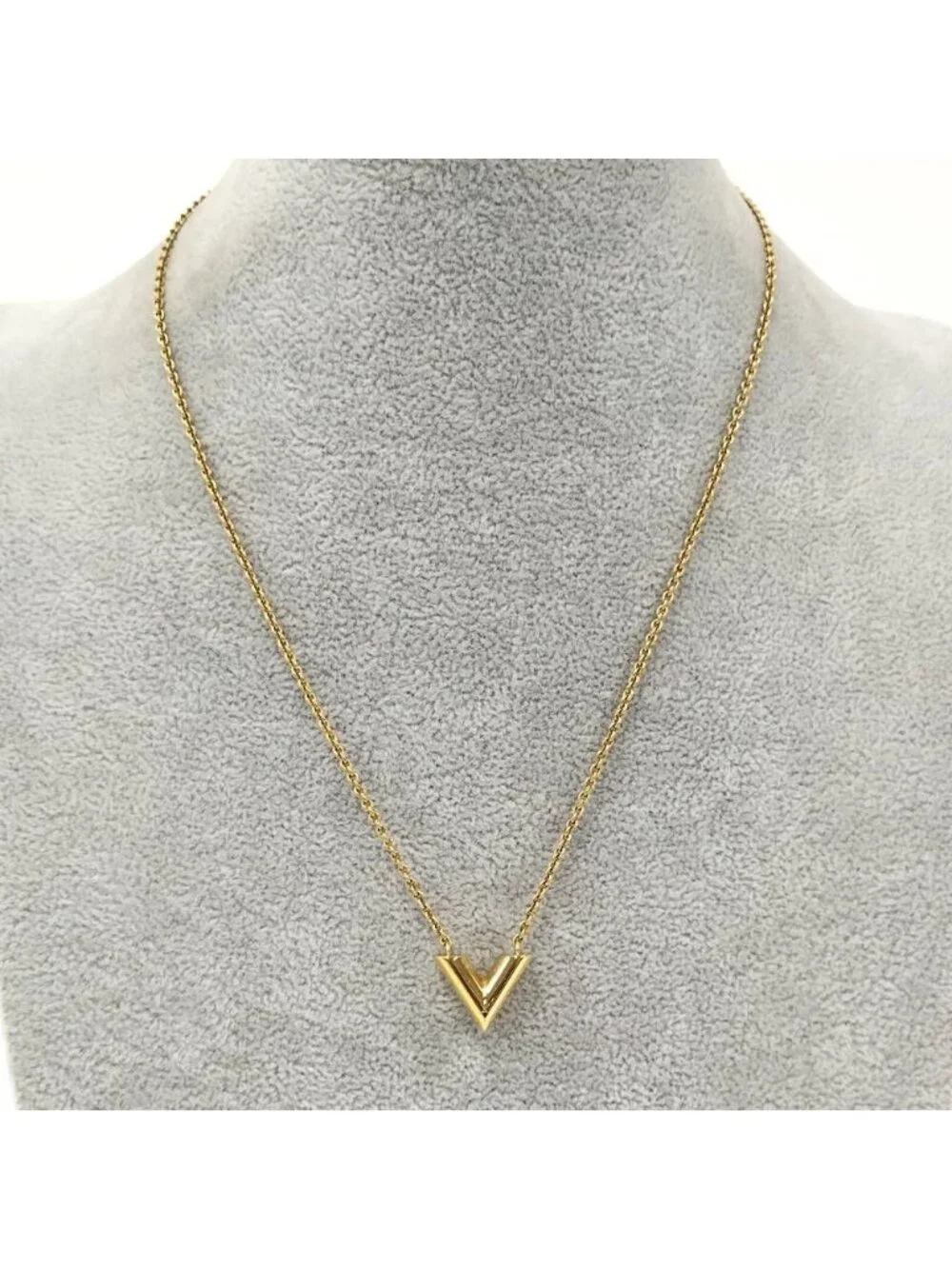 Louis Vuitton Necklace Essential Gold